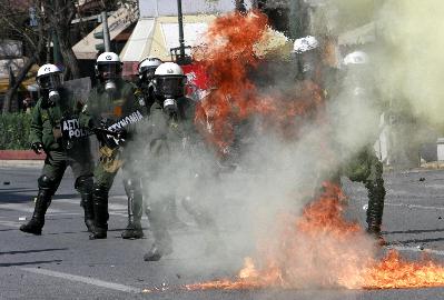 希腊全国罢工引发骚乱 有示威者被抓