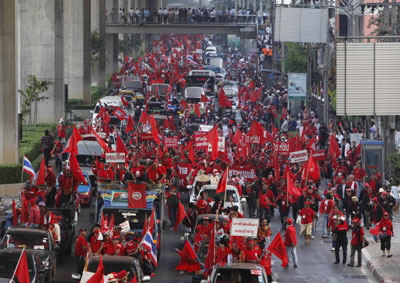 泰国总理拒绝解散下院 “红衫军”要血洒总理府