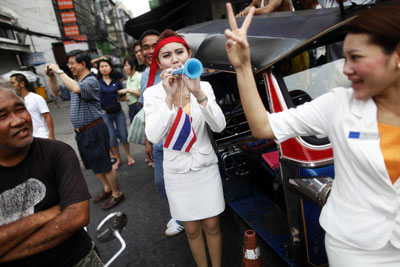 他信呼吁民众支持“红衫军” 阿披实承认泰国已分裂