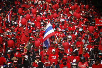 他信呼吁民众支持“红衫军” 阿披实承认泰国已分裂