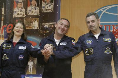 俄宇宙飞船顺利发射 搭载3名宇航员去空间站