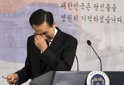 韩国总统含泪宣读牺牲士兵名单 誓言建设强大军队