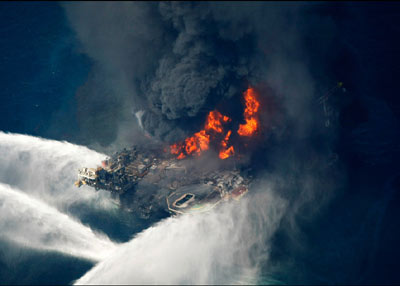 组图：美海上钻台爆炸燃烧 11人失踪营救有希望