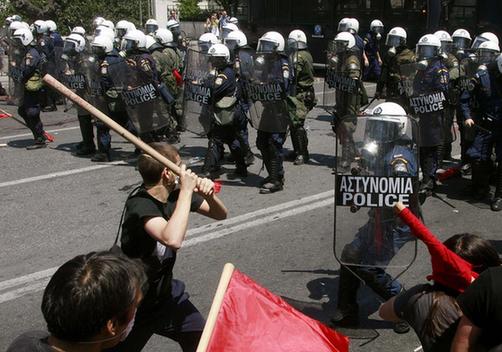 希腊有望获千亿欧元“救命钱” 数万民众抗议紧缩财政措施
