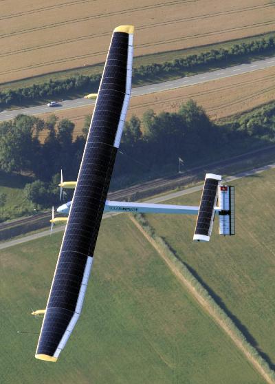 世界首架有人驾驶太阳能飞机成功落地