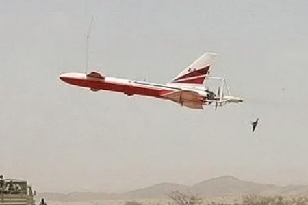 伊朗首架远程无人轰炸机国防日亮相 内贾德出席揭幕式