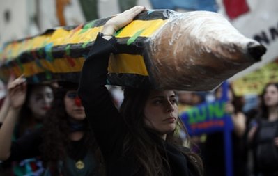 阿根廷数千学生总统府外示威抗议公立教育质量低下