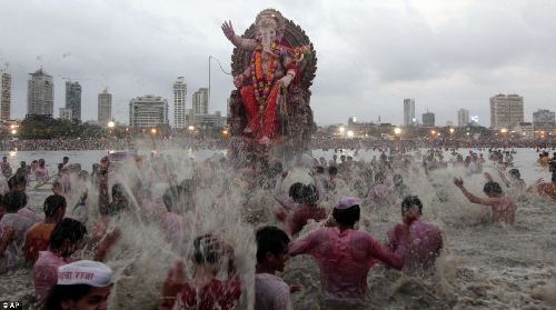 印度各地庆祝象神节最后一天 政府呼吁警惕塑料污染