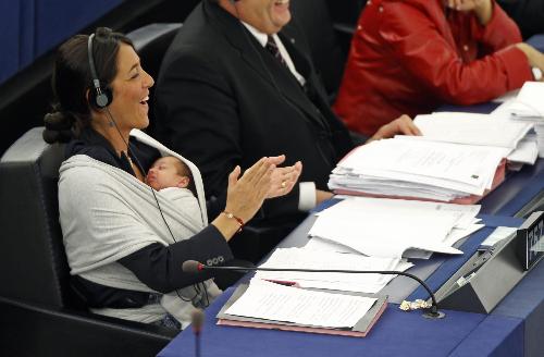 欧洲女议员携婴儿出席重要会议 并参加举手表决