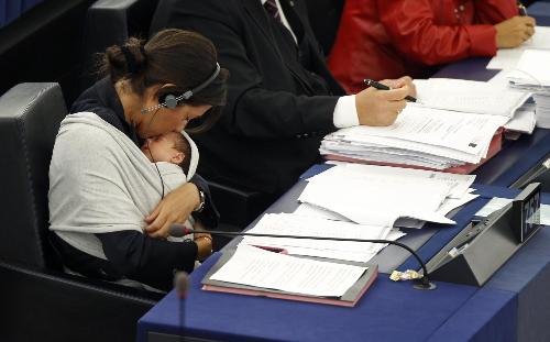 欧洲女议员携婴儿出席重要会议 并参加举手表决