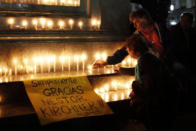 阿根廷前总统突发心脏病去世 举国震惊哀悼