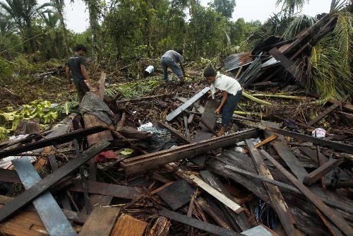 印尼海啸致408人死亡灾区缺医少药 两月大女婴获救