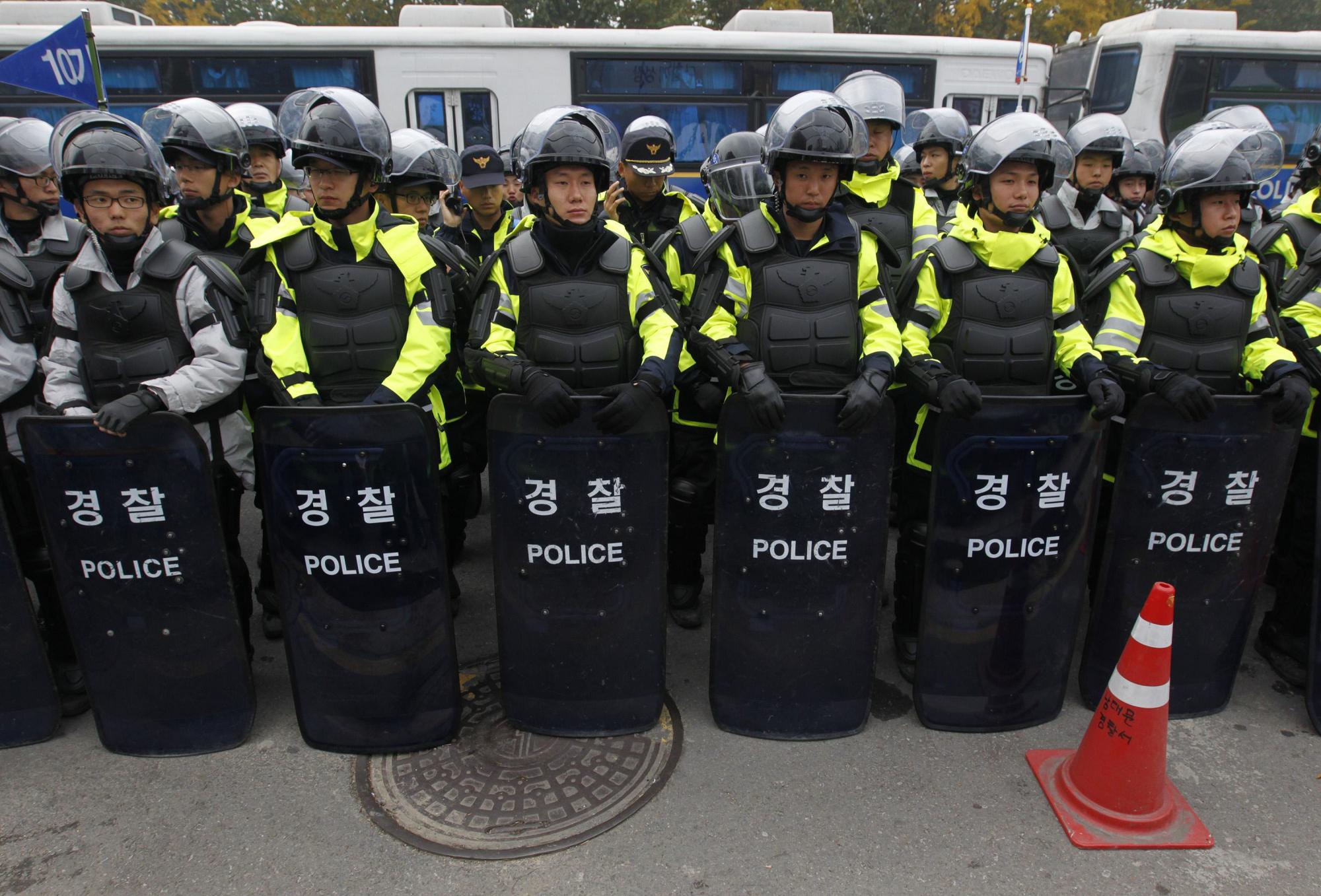 韩国数万人游行反对G20峰会 一名恐怖嫌疑人被捕
