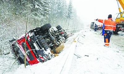 欧洲多国遭遇暴风雪袭击 英数百所学校停课