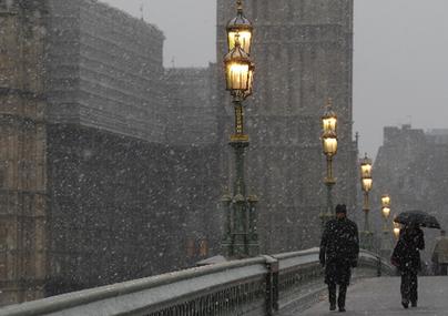 欧洲多国遭遇暴风雪袭击 英数百所学校停课