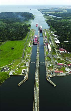 图：巴拿马运河因连日暴雨暂停通航 21年来首次