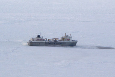 俄载348人渔船被困冰封海域逾12天 救援困难 