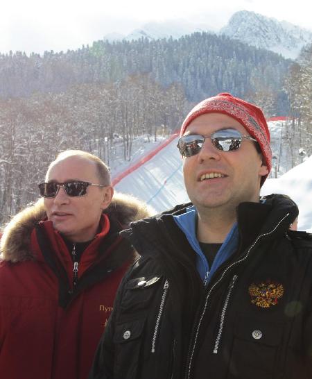 俄罗斯总统和总理在索契参加高山滑雪运动
