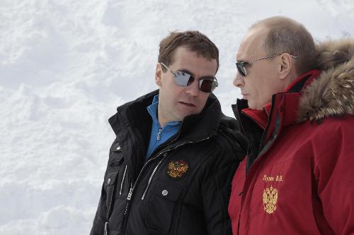 俄罗斯总统和总理在索契参加高山滑雪运动