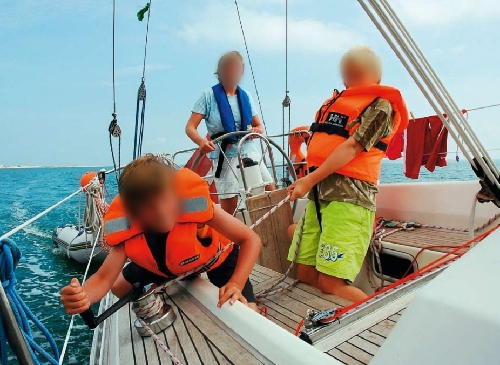 丹麦家庭环球航行帆船遭索马里海盗劫持 包括3个孩子