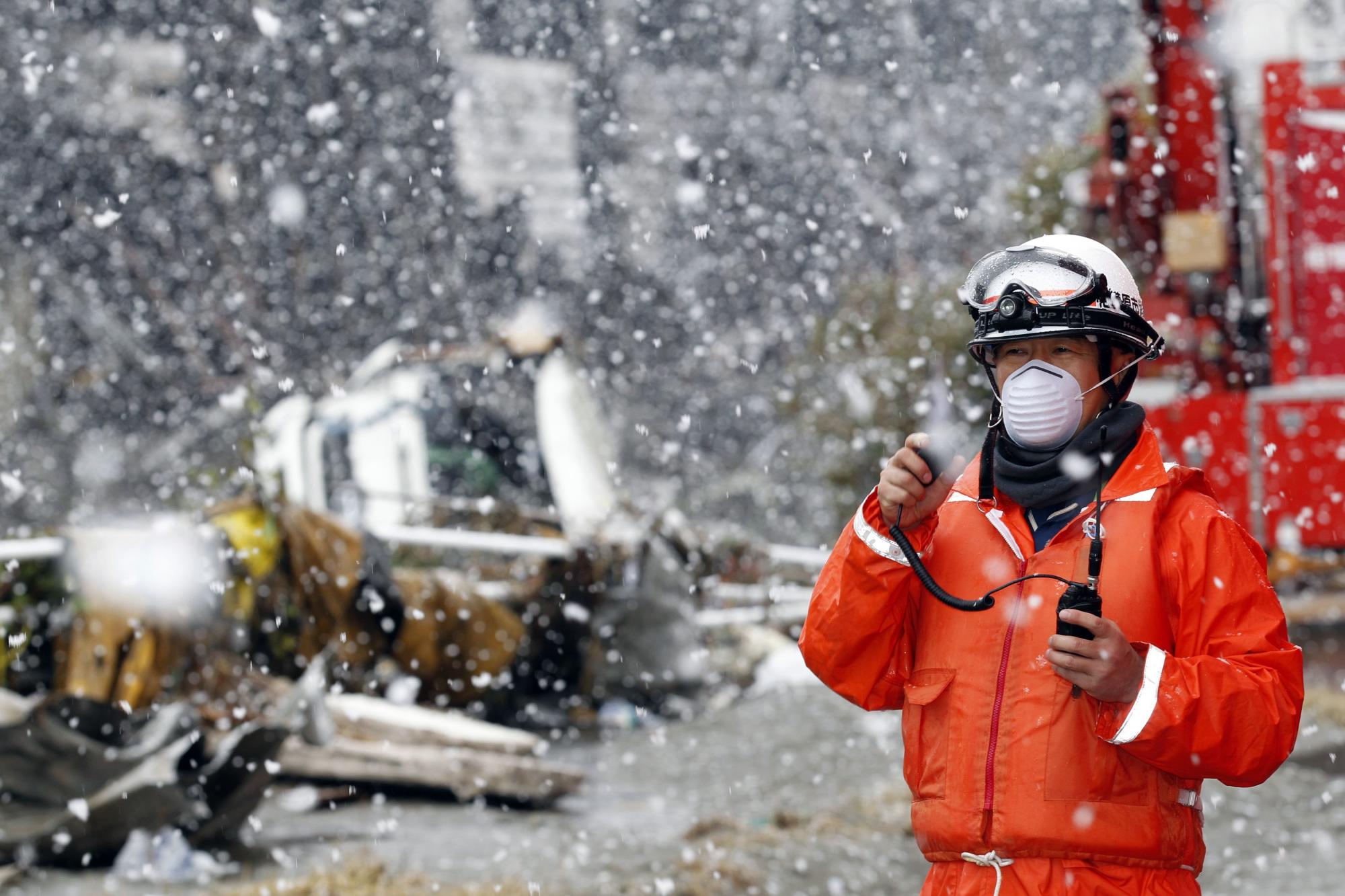 日本仙台重灾区降大雪 生活必需品供应紧张（图集）