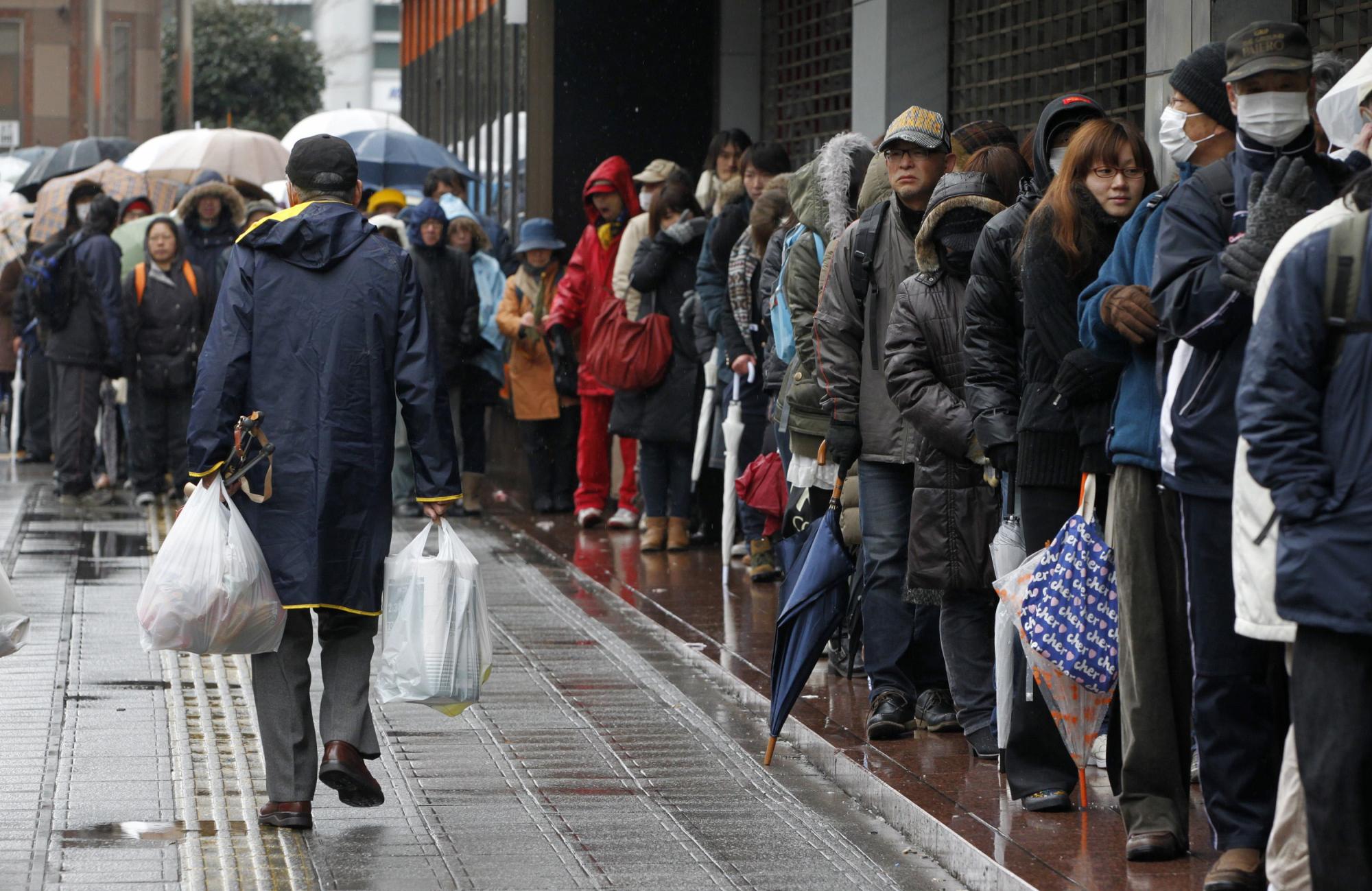 日本仙台重灾区降大雪 生活必需品供应紧张（图集）