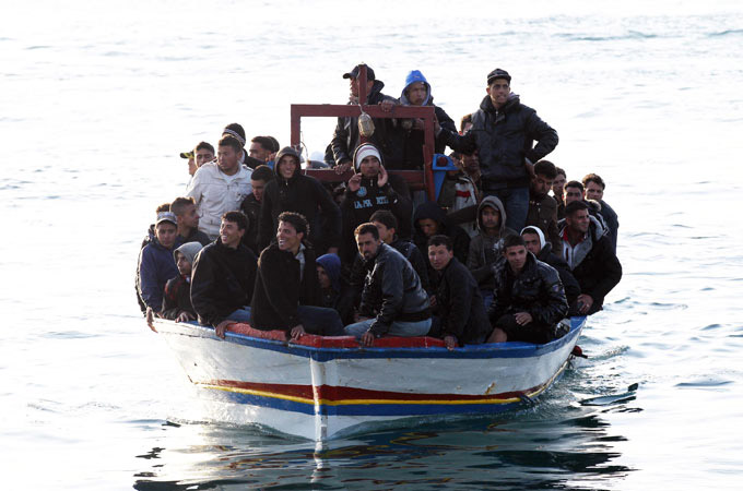 西方打利引发“难民海啸” 意地中海小岛不堪重负
