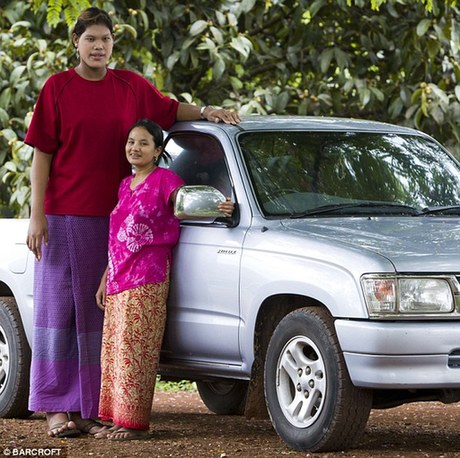 泰国19岁女孩身高2.08米 成为世界个最高女孩