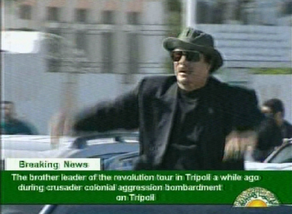 卡扎菲乘车巡游的黎波里
