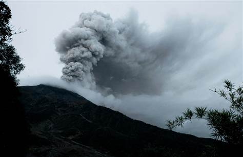 厄瓜多尔火山喷发威胁居民健康 周边学校被迫停课