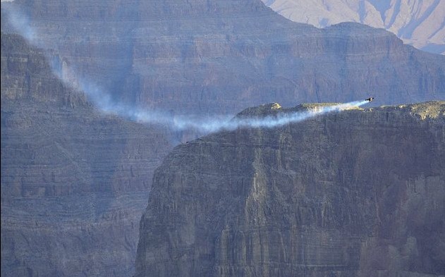 瑞士“火箭人”8分钟飞越大峡谷 勇气令人叹为观止