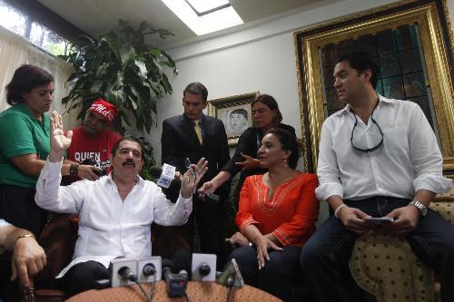 洪都拉斯流亡总统回国 称两年前政变是国际阴谋