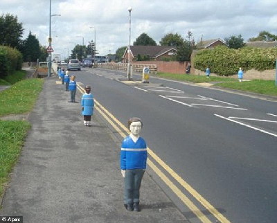 英国路边安装孩童造型交通桩 眼神幽戾吓坏过往司机