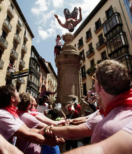 数万狂欢者齐聚西班牙小城 庆祝奔牛节开幕（图片新闻）