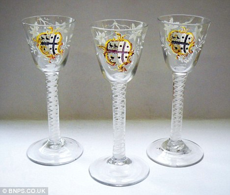 英妇女120便士买玻璃杯1.6万英镑卖出