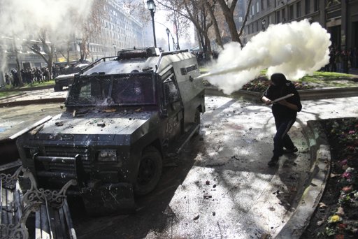 智利师生示威引发骚乱 273人被拘23名警员受伤