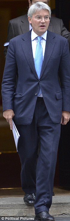 英大臣手持机密文件被拍 唐宁街“欢迎”卡尔扎伊下台