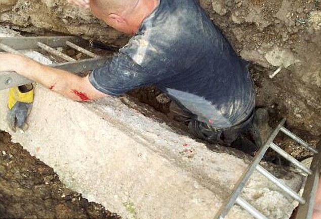 英国男子扩建自家花园 被两吨水泥“压顶”幸运生还