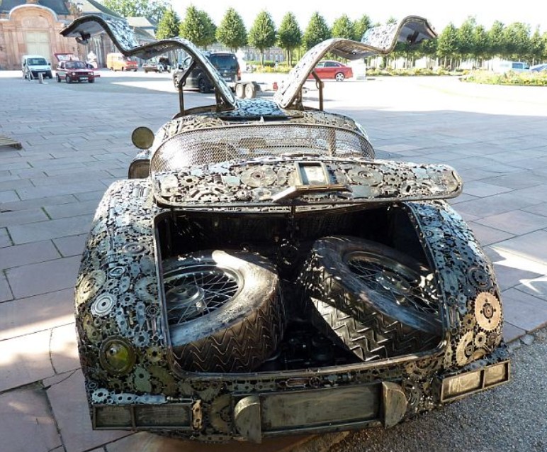 不服不行！3名德国汽车发烧友用上万块废金属打造奔驰跑车