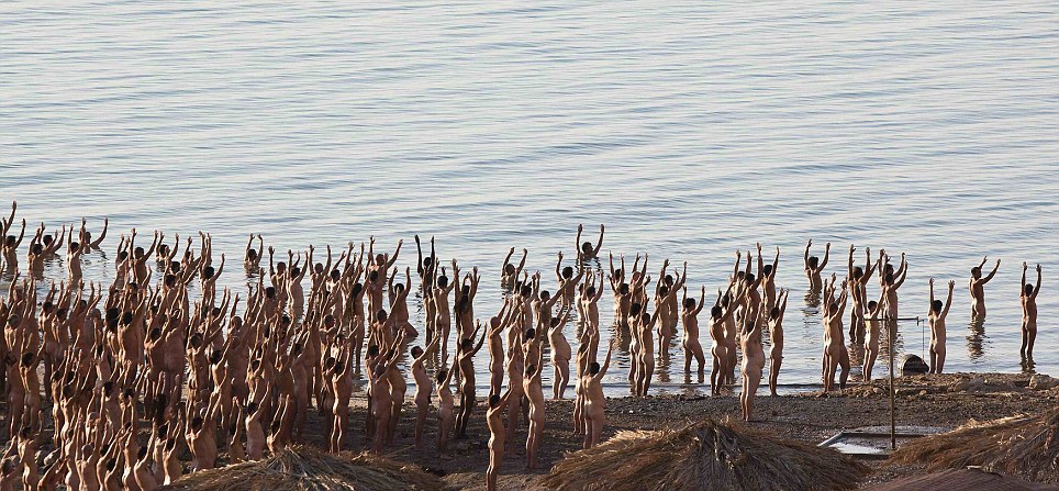 摄影师以色列召集千人聚死海 裸泳合影倡导环保