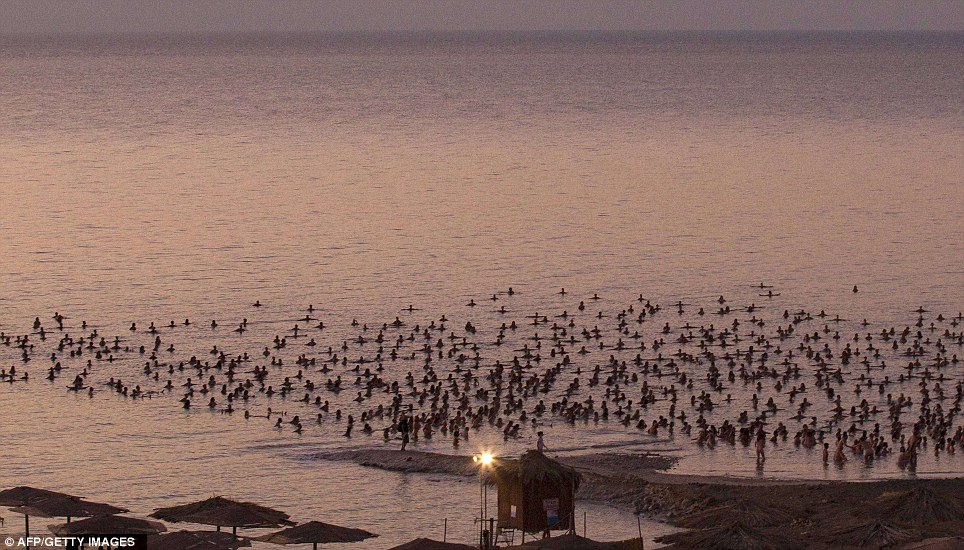摄影师以色列召集千人聚死海 裸泳合影倡导环保