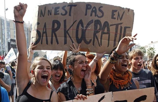 坊间盛传政府将削减假期 法国中小学生示威引发骚乱