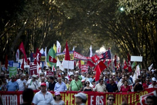 抗议政府削减开支 葡萄牙爆发18万人大游行