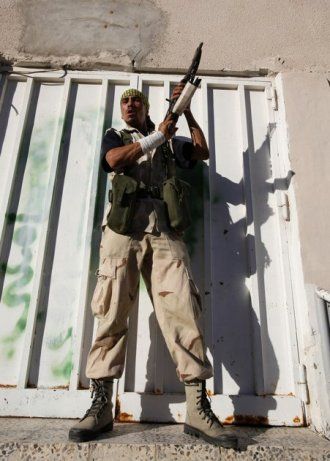 利比亚首都枪声暂息 当局搜捕卡扎菲支持者