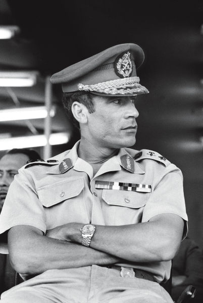 英雄”末路——中东狂人卡扎菲的传奇一生