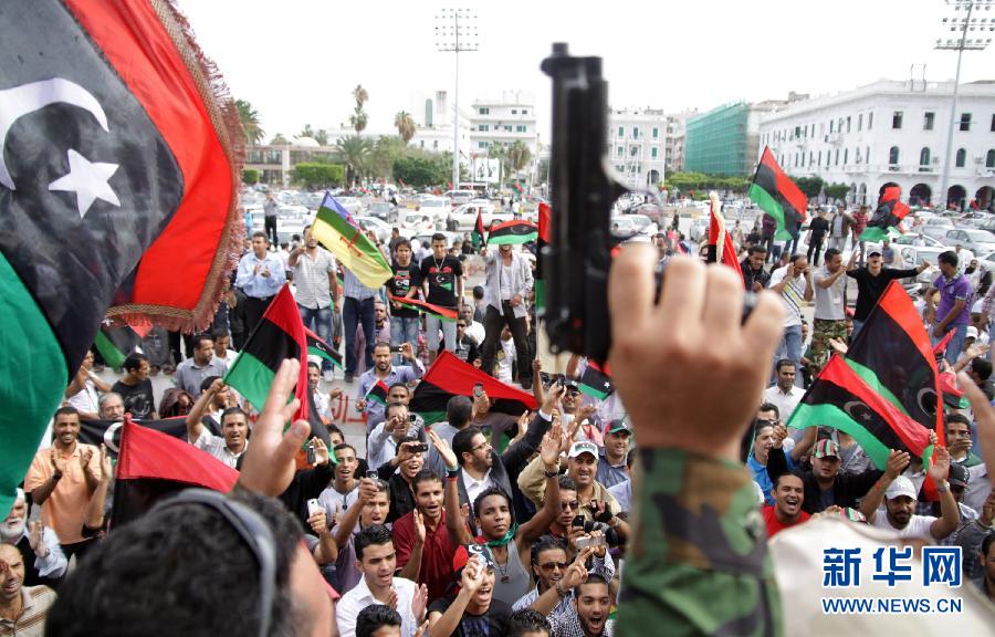 的黎波里民众游行庆祝卡扎菲之死