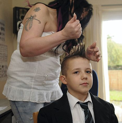 英国男孩“莫西干”发型遭学校排斥 家长欲让其转学