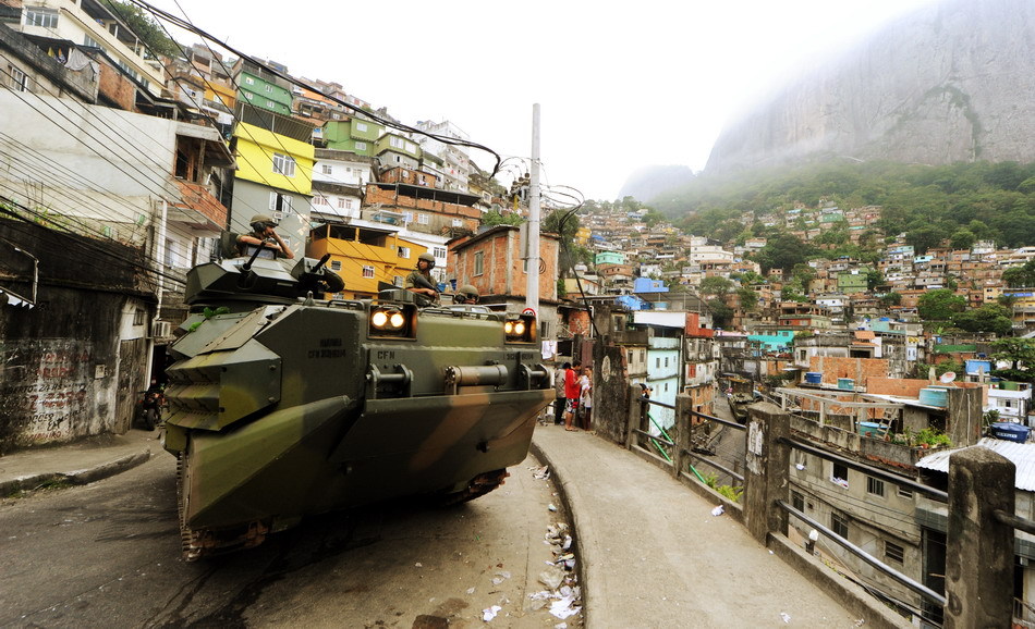 巴西装甲车进驻最大贫民窟 为世界杯和奥运会“清场”