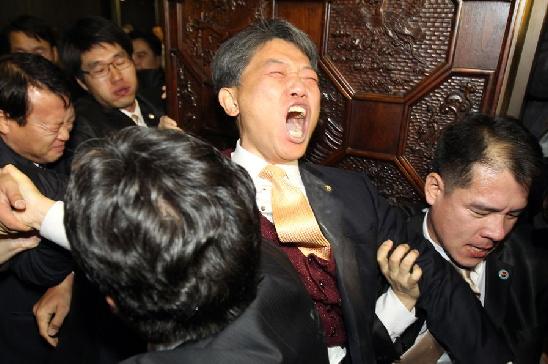 韩国国会通过韩美自贸协定 在野党议员怒掷催泪弹