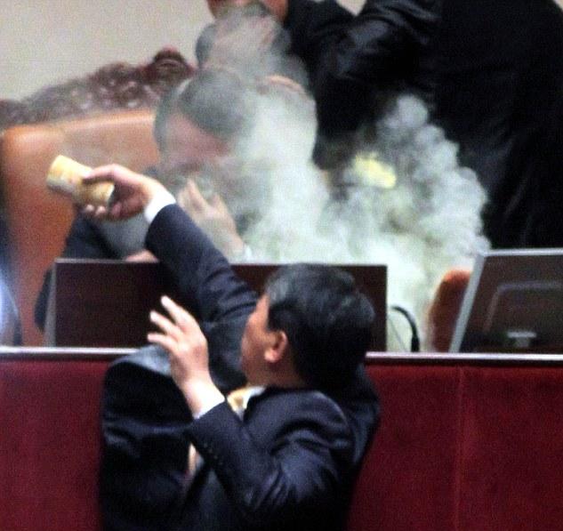 韩国国会通过韩美自贸协定 在野党议员怒掷催泪弹